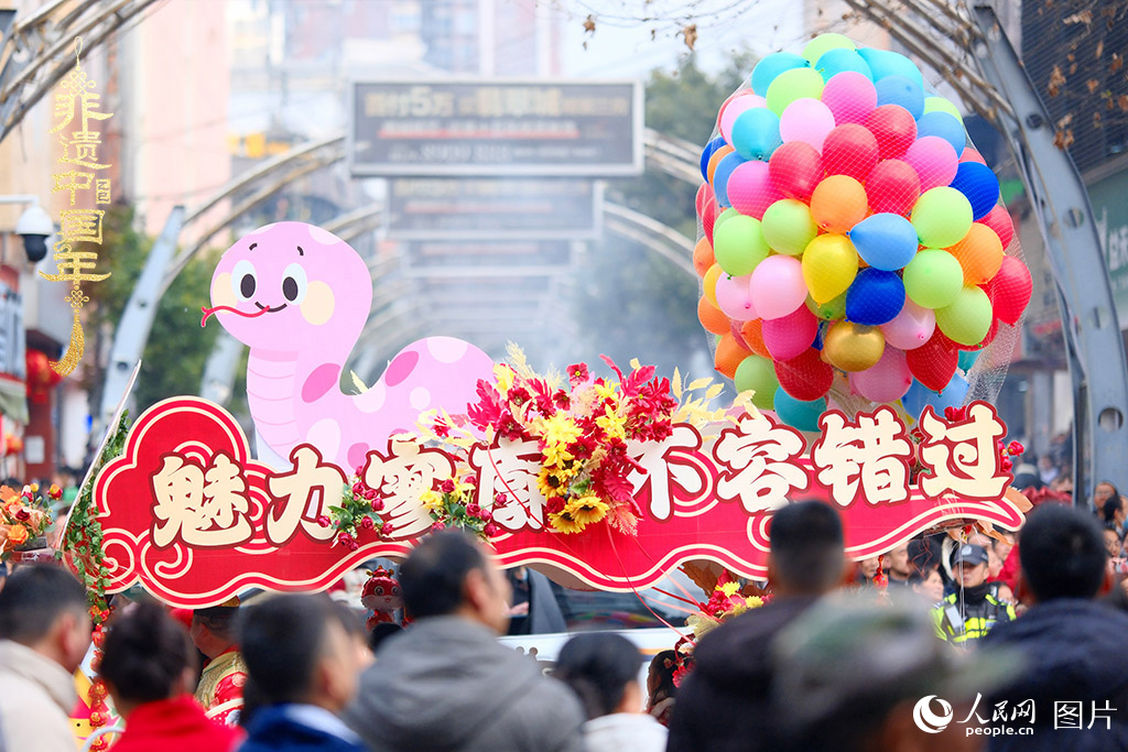 2025年1月29日，大年初一，云南省曲靖市麒麟?yún)^(qū)舉行“千人舞麒麟”活動(dòng)，耍龍舞獅過大年，現(xiàn)場人山人海，熱鬧非凡。人民網(wǎng) 莊志斌攝