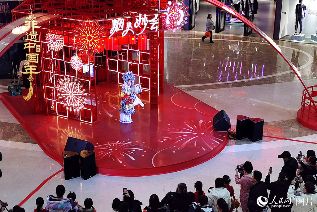 2025年1月29日，大年初一，吉林省京劇團(tuán)亮相長春“煙火妙會(huì)”，演員們用的精湛技藝，為市民呈上一場韻味悠長的視聽盛宴，一招一式盡顯京劇魅力?，F(xiàn)場還進(jìn)行了京劇知識(shí)科普，讓傳統(tǒng)文化在互動(dòng)中 “活” 起來，為新春佳節(jié)增添了一抹濃厚的文化底色 。人民網(wǎng)記者 王帝元攝
