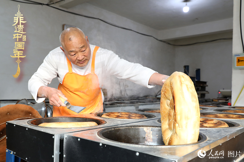 2025年1月23日，山東省臨沂市莒南縣一家傳統(tǒng)大餅作坊內(nèi)，師傅們正忙著烤制當(dāng)?shù)厝舜汗?jié)期間家家戶戶必備的、金黃誘人的莒南大餅。人民網(wǎng)記者 劉祺攝