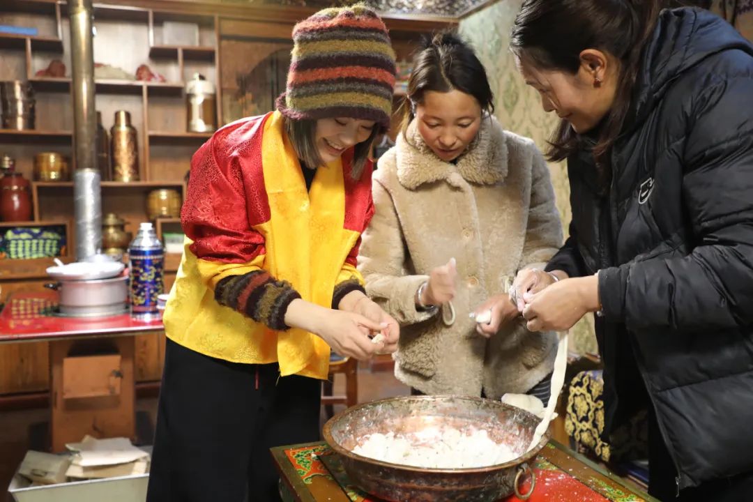 游客體驗(yàn)制作“古突”。巴桑卓嘎攝