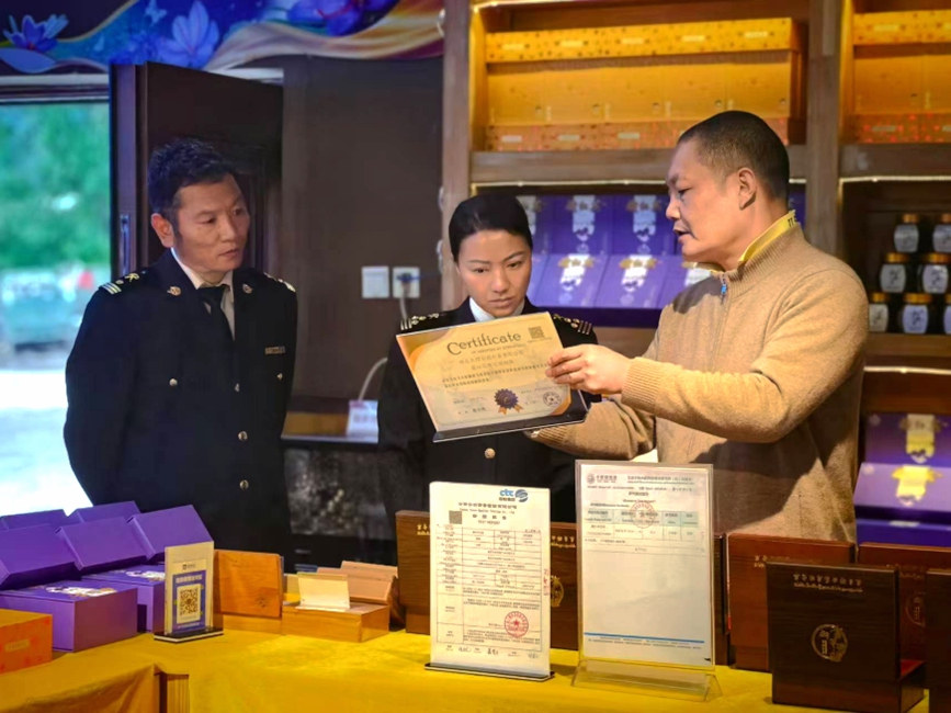 拉薩海關(guān)所屬林芝海關(guān)關(guān)員在藏紅花出口種植基地調(diào)研。拉薩海關(guān)供圖