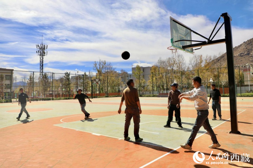 圖為周邊居民在公園內(nèi)打球。人民網(wǎng)記者 次仁羅布攝