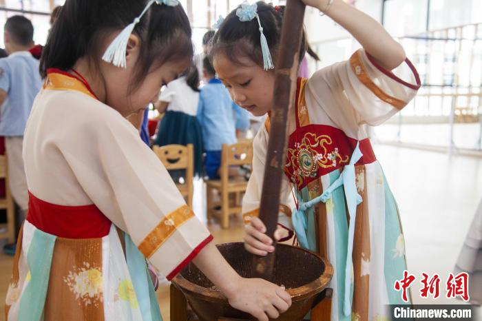圖為小朋友們參加“將樂擂茶”制作?！《^生 攝