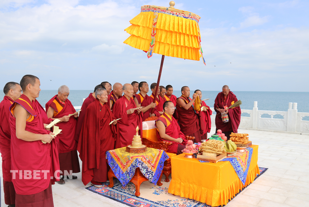 班禪大師在青海湖邊的祭湖臺前誦經(jīng)祈禱。攝影： 噶哇扎西.jpg