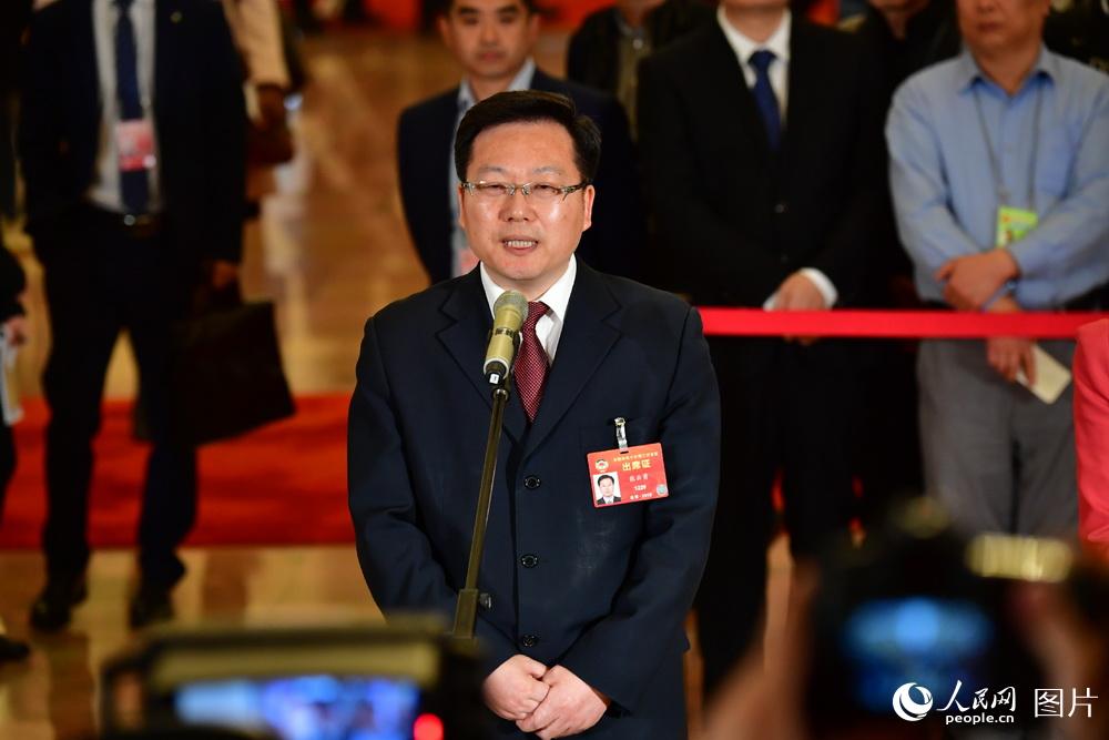 全國政協(xié)委員、中國聯(lián)通研究院院長張云勇接受記者采訪。
