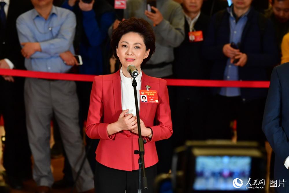 全國政協(xié)委員、中央廣播電視總臺(tái)央視新聞主播海霞接受記者采訪。