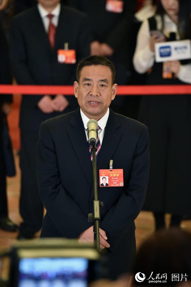 全國人大代表、河南遠東生物工程公司技術(shù)部部長黨永富回答記者提問。