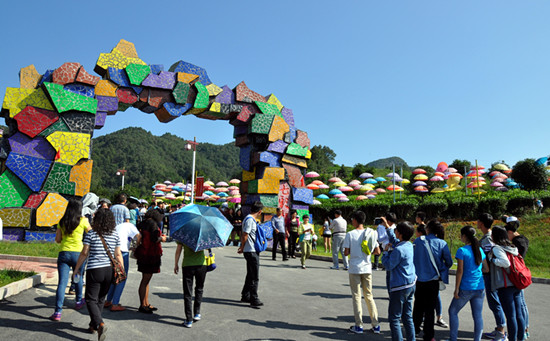 湄潭縣茶旅一體助農(nóng)增收。圖為湄潭“七彩部落”景區(qū) 瞿欣含攝_副本.jpg