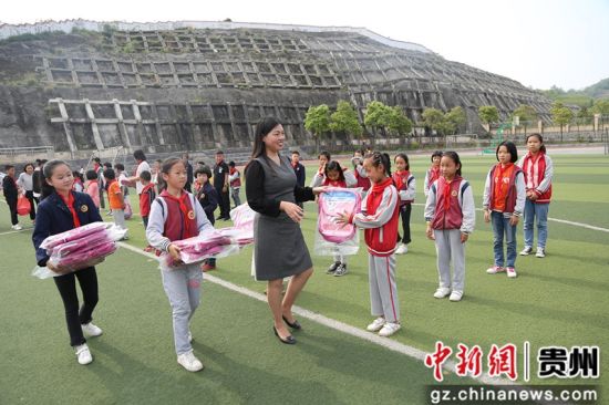 修文縣組織搬遷戶子女開展戶外拓展活動(dòng)，捐贈(zèng)愛心物資。