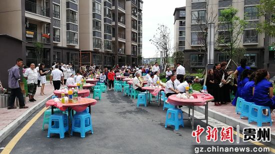 烏當(dāng)區(qū)“感黨恩聽黨話跟黨走”暨易地扶貧搬遷“共筑行動(dòng)”啟動(dòng)儀式長桌宴布置現(xiàn)場。
