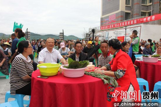 息烽縣領(lǐng)導(dǎo)群眾共度2019年端午節(jié)。