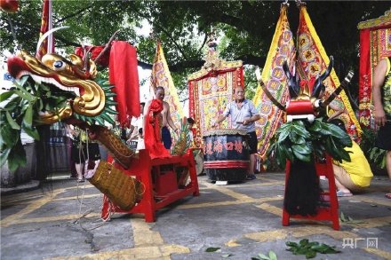 場面震撼！中國龍舟之鄉(xiāng)順德舉行起龍儀式