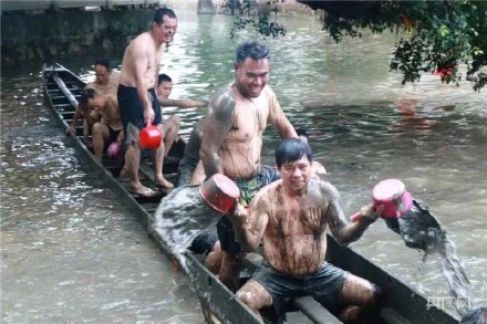 場面震撼！中國龍舟之鄉(xiāng)順德舉行起龍儀式