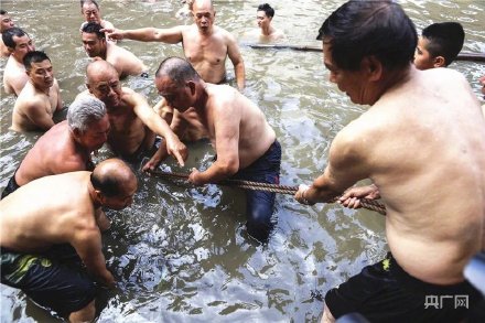 場面震撼！中國龍舟之鄉(xiāng)順德舉行起龍儀式