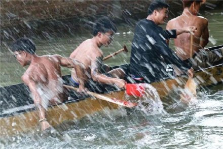 場面震撼！中國龍舟之鄉(xiāng)順德舉行起龍儀式