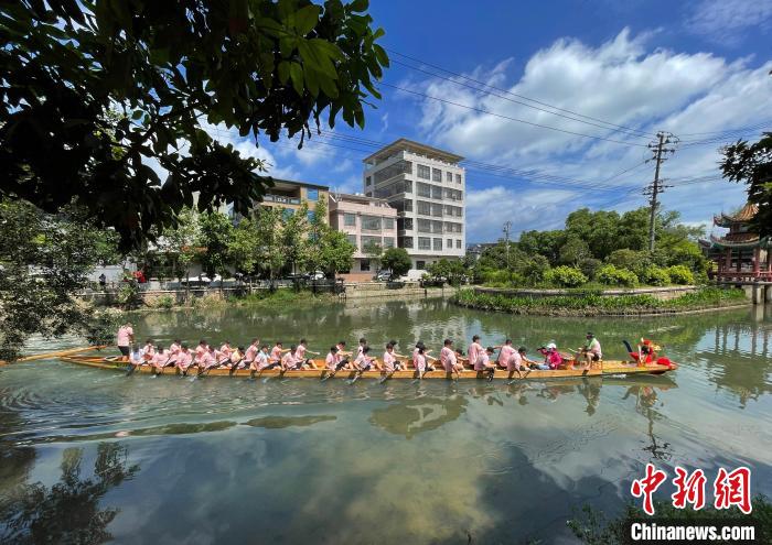 圖為5月29日，長(zhǎng)樂江田鎮(zhèn)新龍舟入水后在水中劃行?！埍?攝