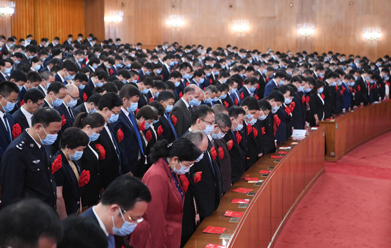2020年9月8日上午，全國抗擊新冠肺炎疫情表彰大會在北京人民大會堂隆重舉行。這是全場肅立，向新冠肺炎疫情犧牲烈士和逝世同胞默哀。