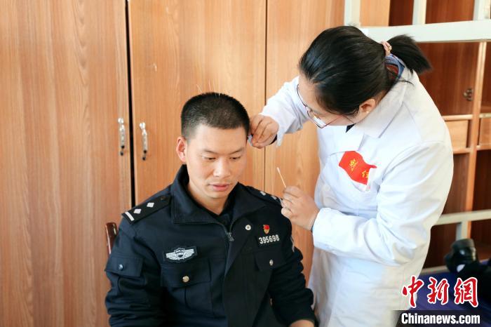 圖為專家現(xiàn)場問診。　格熱 攝