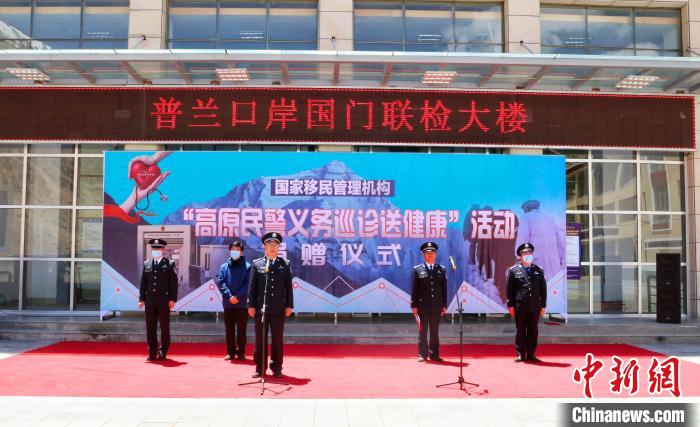 圖為捐贈(zèng)儀式現(xiàn)場(chǎng)。　格熱 攝