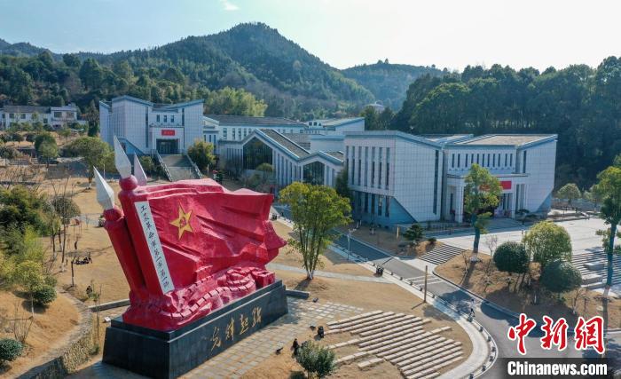 文家市鎮(zhèn)秋收廣場?！钊A峰 攝