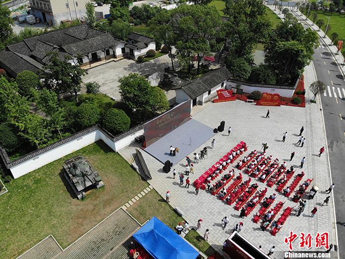 31日上午，“在這里讀懂初心使命——網(wǎng)絡(luò)媒體革命老區(qū)行”網(wǎng)絡(luò)主題采訪活動(dòng)湖南站啟動(dòng)儀式在長(zhǎng)沙許光達(dá)故居舉行。<a target='_blank'  ><p  align=