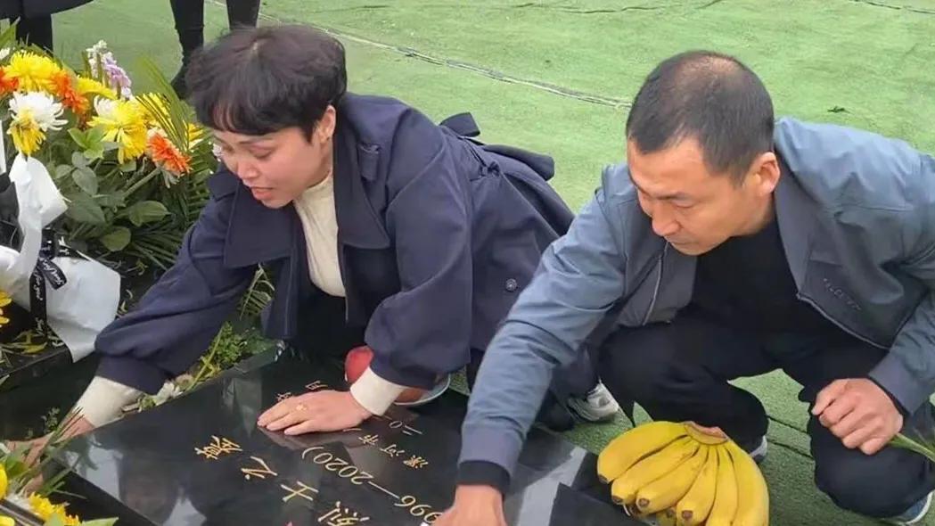悼念戍邊烈士王焯冉：全國各地近五萬人自發(fā)獻(xiàn)花祭英烈，奶奶仍在等孫子回家