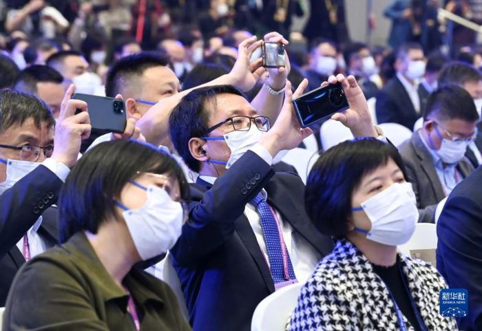 11月9日，參會者在開幕式現(xiàn)場拍照。當(dāng)日，2022年世界互聯(lián)網(wǎng)大會烏鎮(zhèn)峰會在浙江烏鎮(zhèn)開幕。新華社記者 李賀 攝