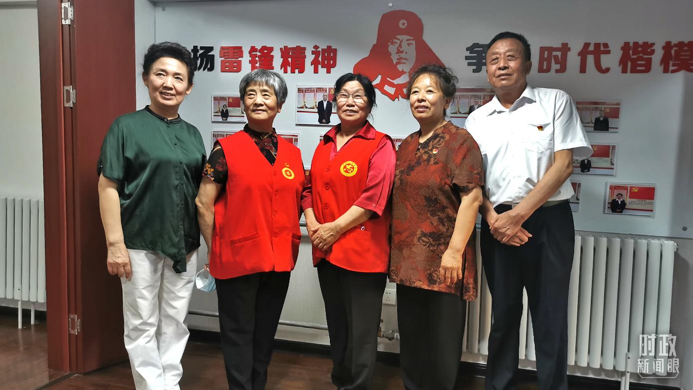 2021年8月，習(xí)近平到承德濱河社區(qū)居家養(yǎng)老服務(wù)中心調(diào)研。這是服務(wù)中心的志愿者代表。（總臺(tái)央視記者覃思拍攝）