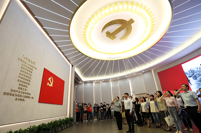 2021年6月3日，黨員在上海中共一大紀(jì)念館重溫入黨誓詞。