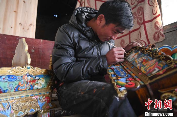 圖為拉薩手藝人制作年貨“切瑪盒”?！∝暩聛硭?攝
