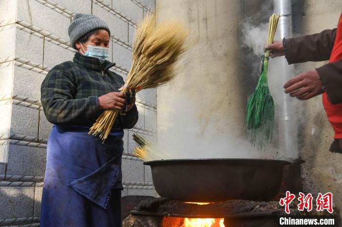 圖為拉薩手藝人制作年貨“羅薩梅朵”?！∝暩聛硭?攝