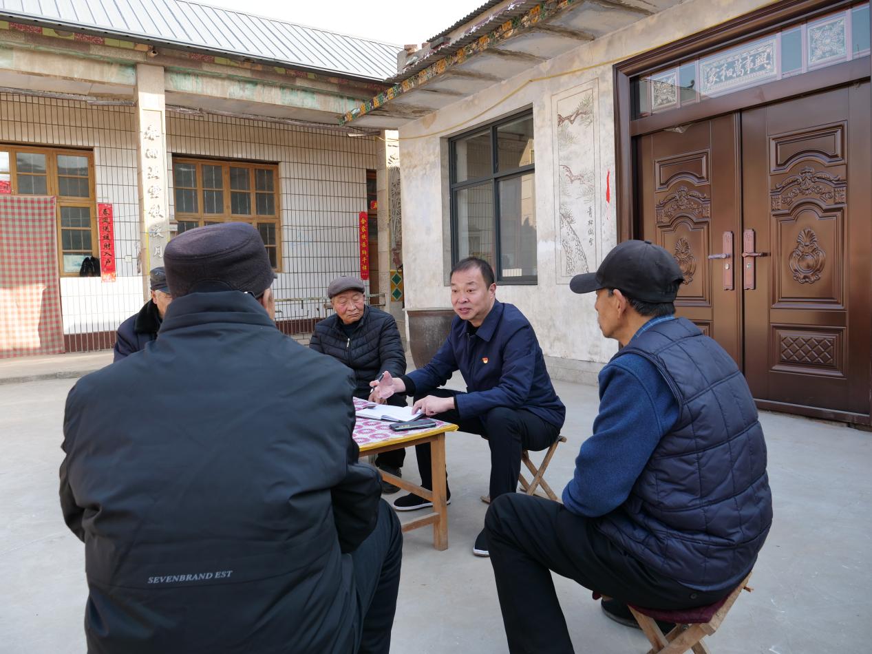 2023年全國(guó)兩會(huì)前夕，全國(guó)人大代表、廣平縣后南陽(yáng)堡村黨支部書記王建廣和村民座談。（受訪者供圖）