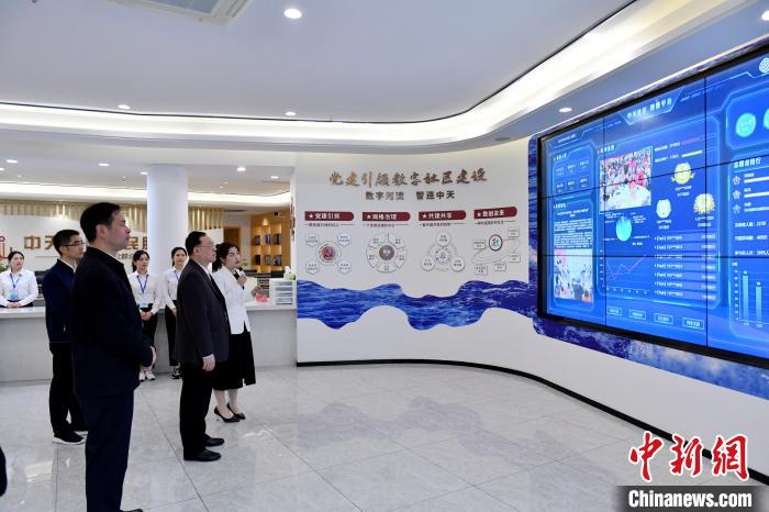 圖為與會來賓參觀福州中天社區(qū)。　呂明 攝