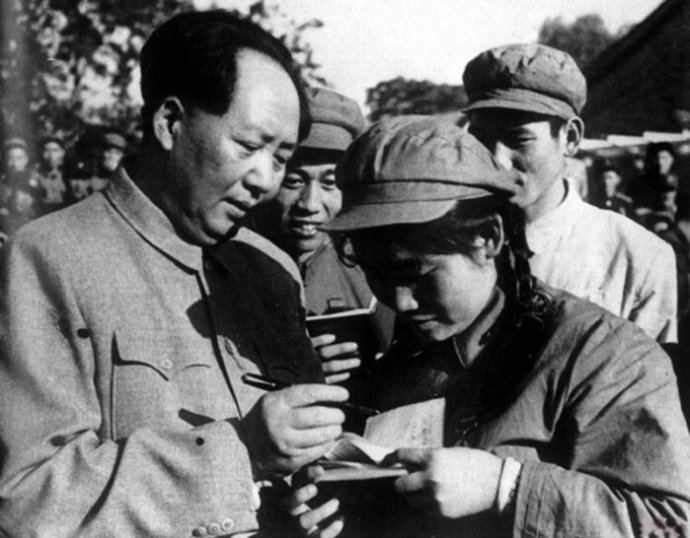 1952年，毛澤東為志愿軍歸國代表團文藝戰(zhàn)士代表謝秀民簽名留念。