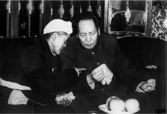 1952年，毛澤東與陜甘寧邊區(qū)勞動(dòng)模范楊步浩親切交談。