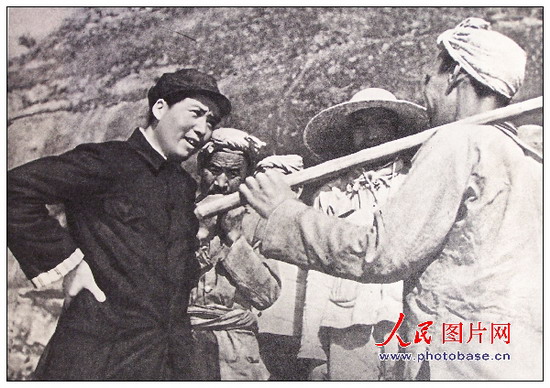 1939年，毛澤東同志在延安和楊家?guī)X農(nóng)民親切談話。