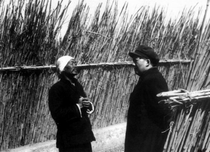 1952年，毛主席在北京近郊訪問農(nóng)民。