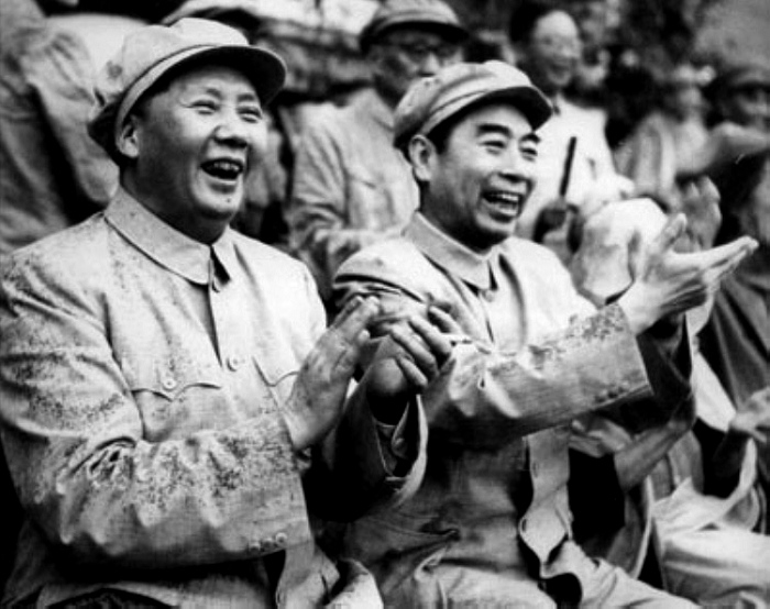 1952年，毛主席在北京與周總理冒雨觀看解放軍體育比賽。
