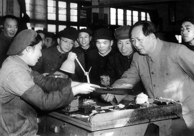 1956年，毛澤東視察南京無線電廠。