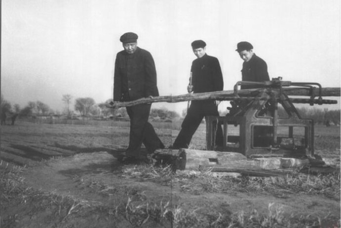 1954年，毛澤東在順義縣農(nóng)村視察。