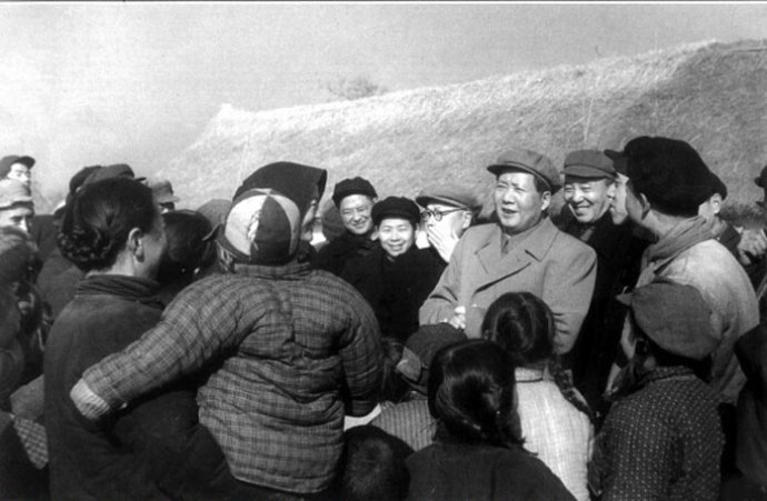 1955年，毛澤東在南京郊區(qū)饒辰鄉(xiāng)十月農(nóng)業(yè)合作社和群眾交談。