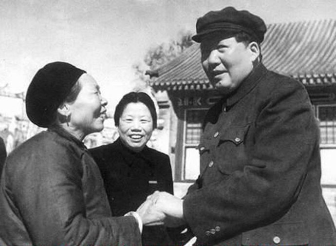 1954年，毛澤東接見抗美援朝英雄黃繼光的母親鄧芳芝。