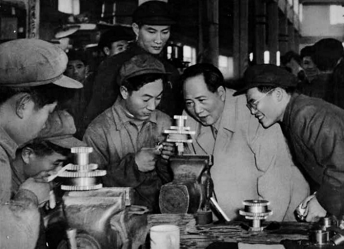 1956年，毛主席在天津視察工廠。