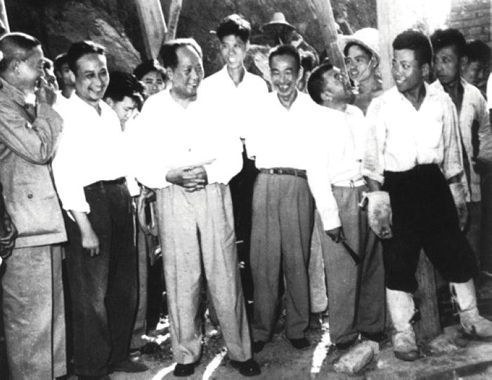 1958年，毛主席在湖北視察武昌第一紗廠(現(xiàn)武漢國棉六廠)。