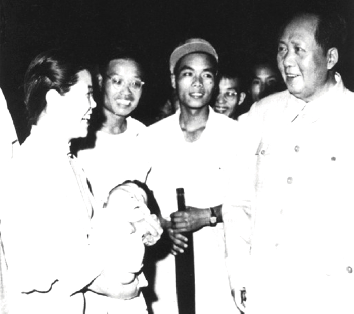1957年，毛主席在湖北武漢長江大橋上與群眾交談。