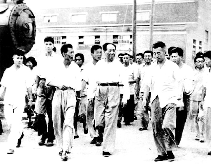 1958年，毛主席在湖北視察武漢重型機(jī)床廠。