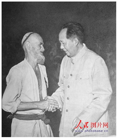 1958年，毛澤東和維吾爾族老人庫爾班·吐魯木親切握手。