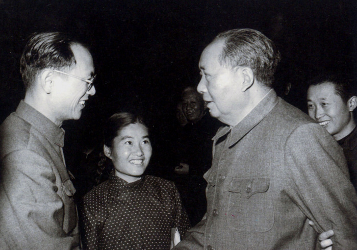 1965年，毛主席在北京與生物化學(xué)家彭加木親切握手交談。攝影：錢嗣杰