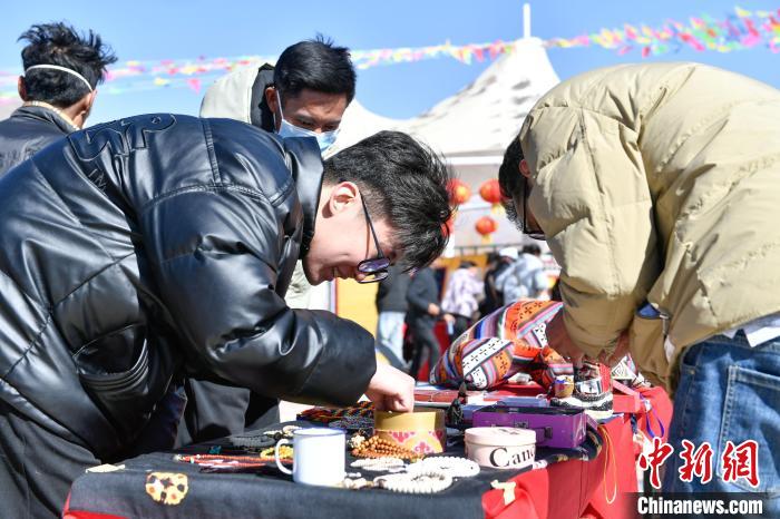 圖為展銷會(huì)現(xiàn)場(chǎng)?！∝暩聛硭?攝
