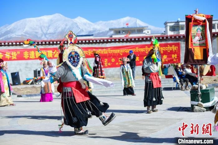 圖為藏戲非遺展演現(xiàn)場(chǎng)?！∝暩聛硭?攝
